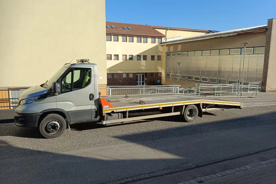 Odtahové vozidlo s plošinou Odtahových služeb Buchta